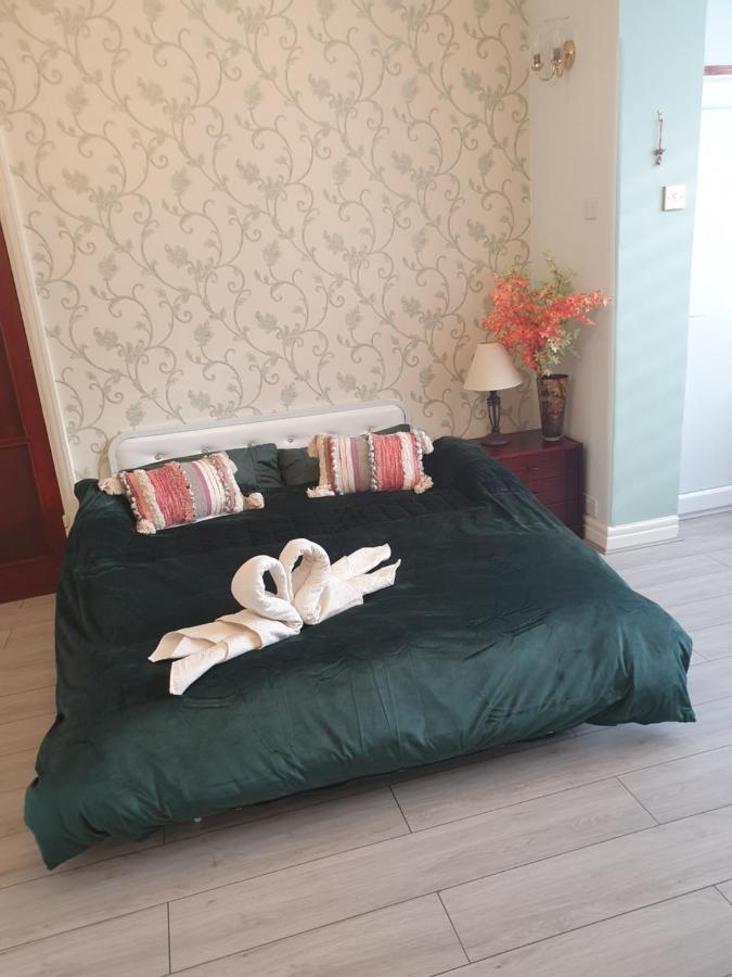 Beautiful Double En-Suite Room, Separate Entrance, Ilford, Central Line Gants Hill, Free Parking Exterior foto