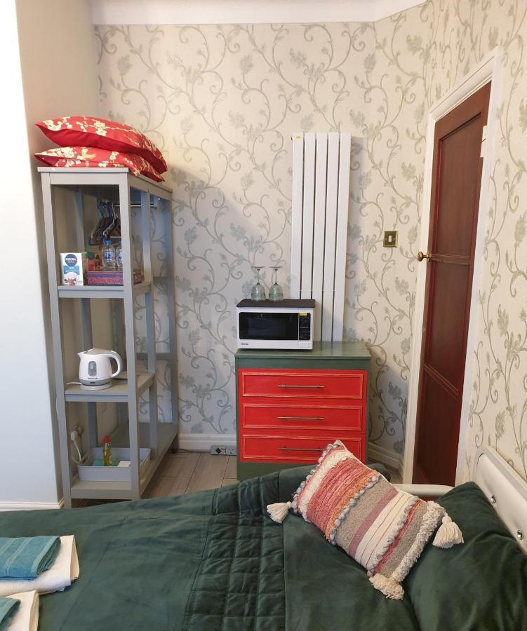 Beautiful Double En-Suite Room, Separate Entrance, Ilford, Central Line Gants Hill, Free Parking Exterior foto